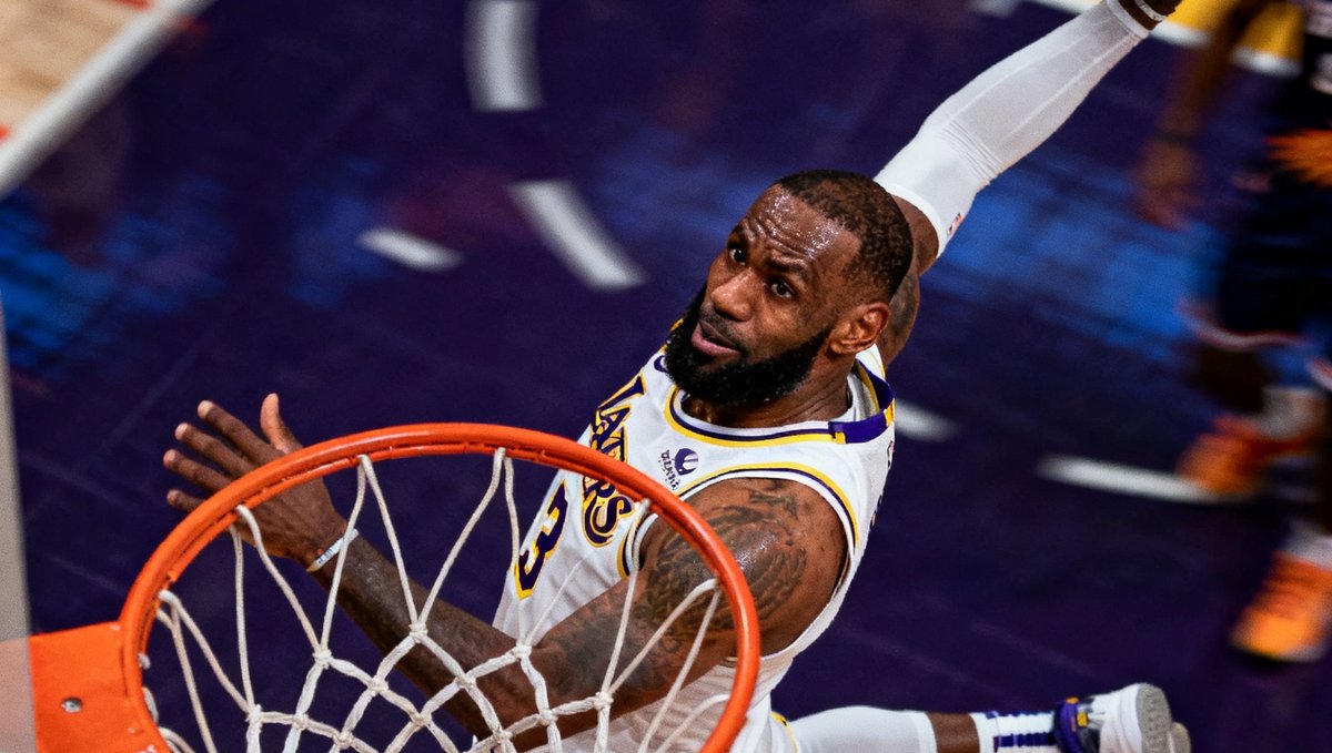 NBA季后赛湖人对太阳比赛中一记惊天扣篮的慢动作回放缩略图，球员腾空而起姿态舒展